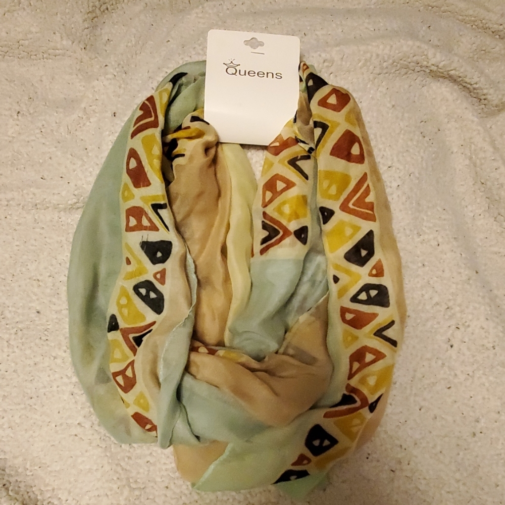 NWOT Queens brand scarf